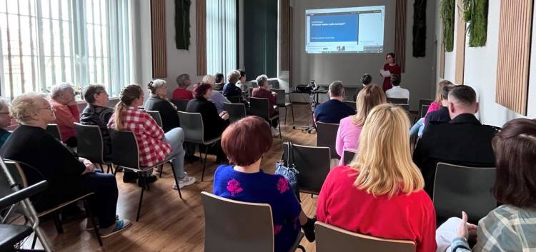 4927_240315-ddw-przemoc (s) uczestnicy siedzący na sali konferencyjnej
